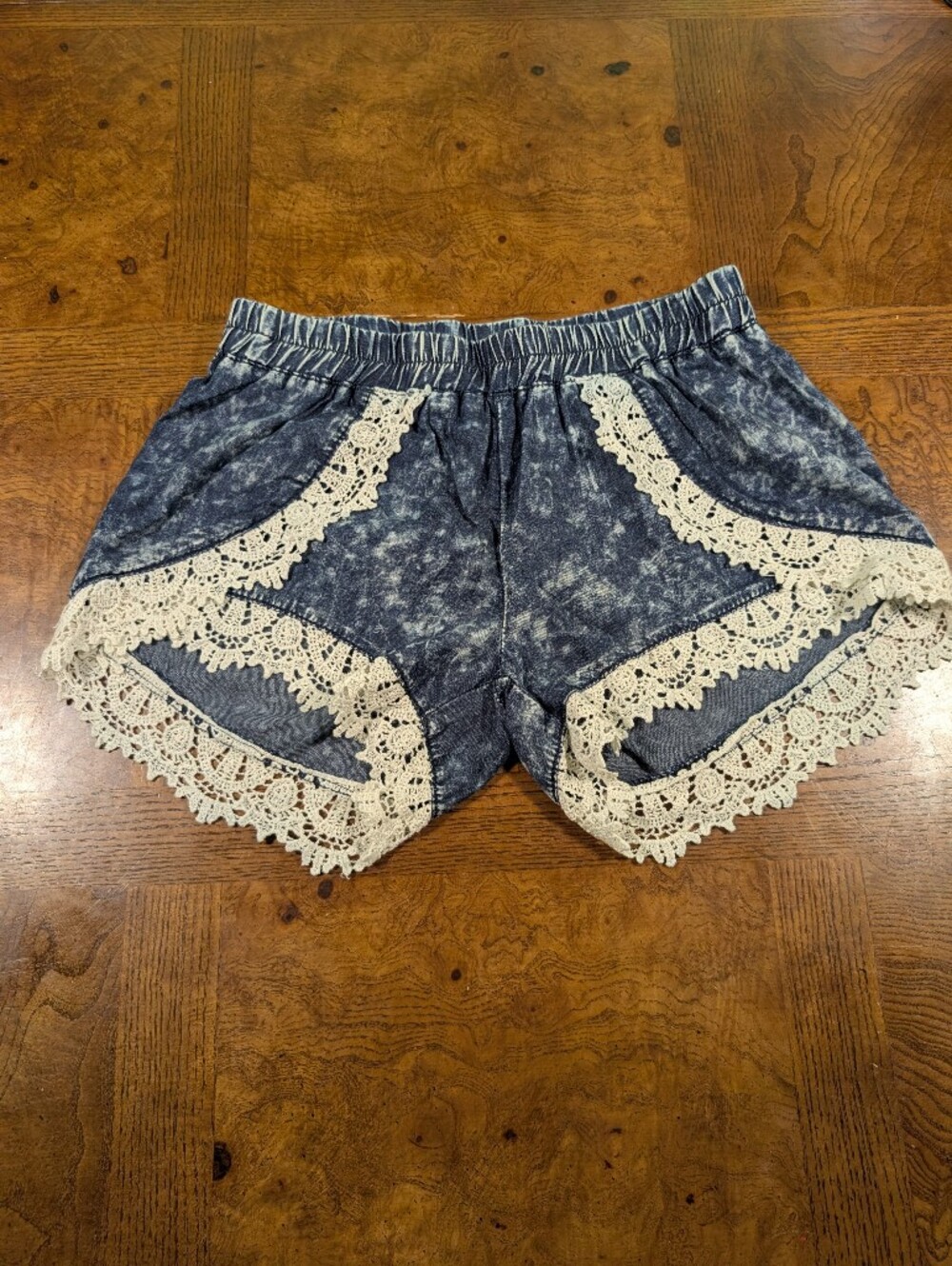 Love Tree Blue Acid Wash Crochet Lace Trim Boho Festival Shorts Women's Small